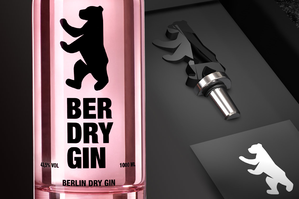 Rosafarbene Ein-Liter-Flasche BER DRY GIN neben dem Bären-Verschluss der Swarovski-Edition