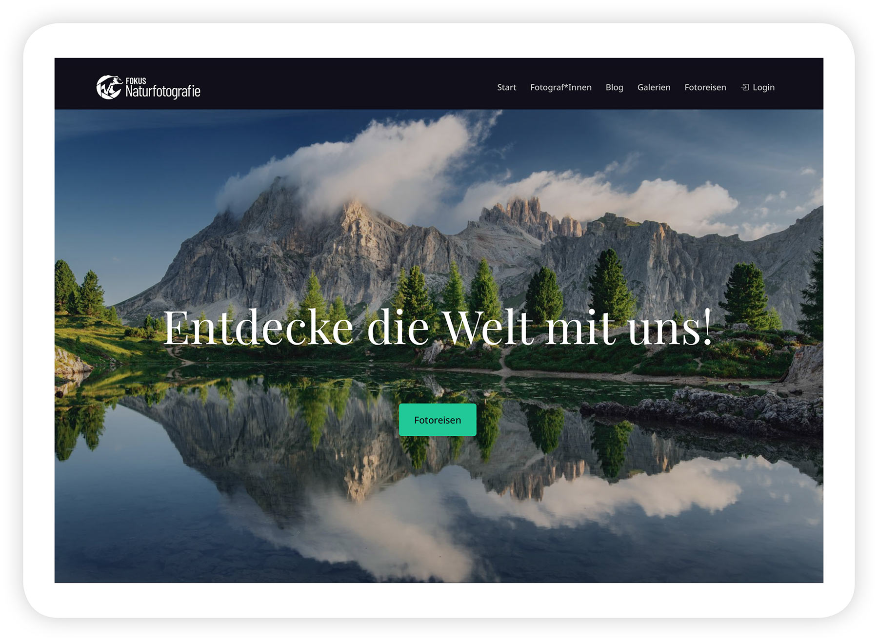 Startseite von Fokus Naturfotografie mit Bergsee in den Dolomiten und dem Claim „Entdecke die Welt mit uns!“