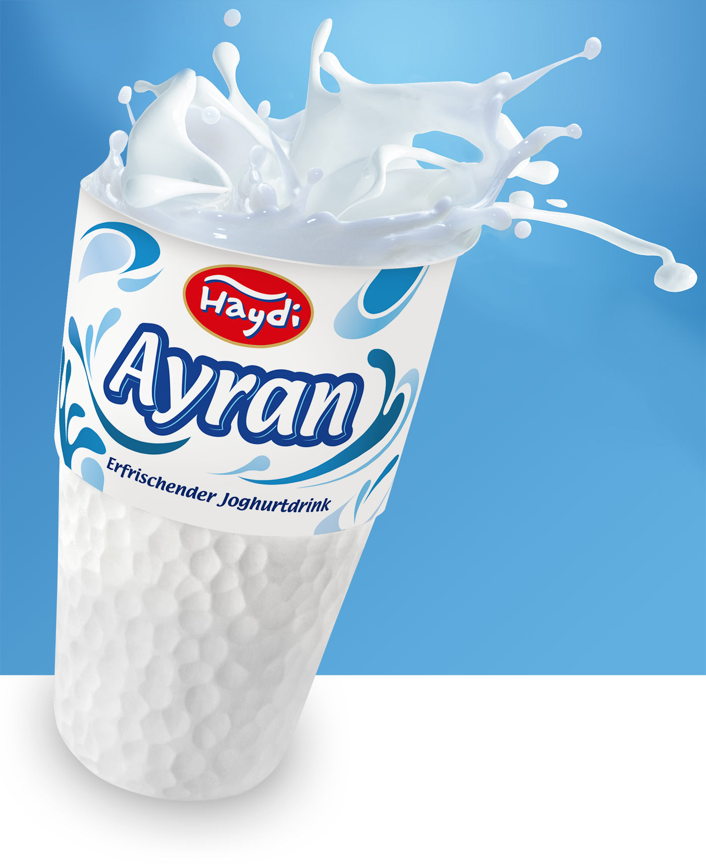 Haydi-Ayran-Becher mit Wabenstruktur, aus dem Ayran herausspritzt