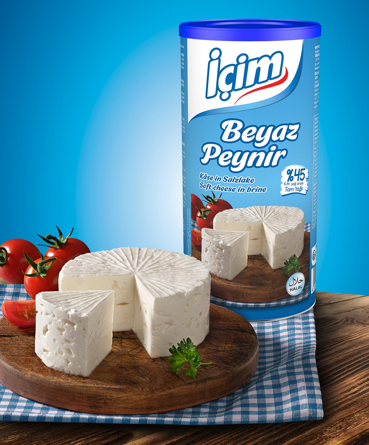 Blaue Dose İçim Beyaz Peynir mit 45 Prozent Fett, daneben Weißkäse mit Tomaten