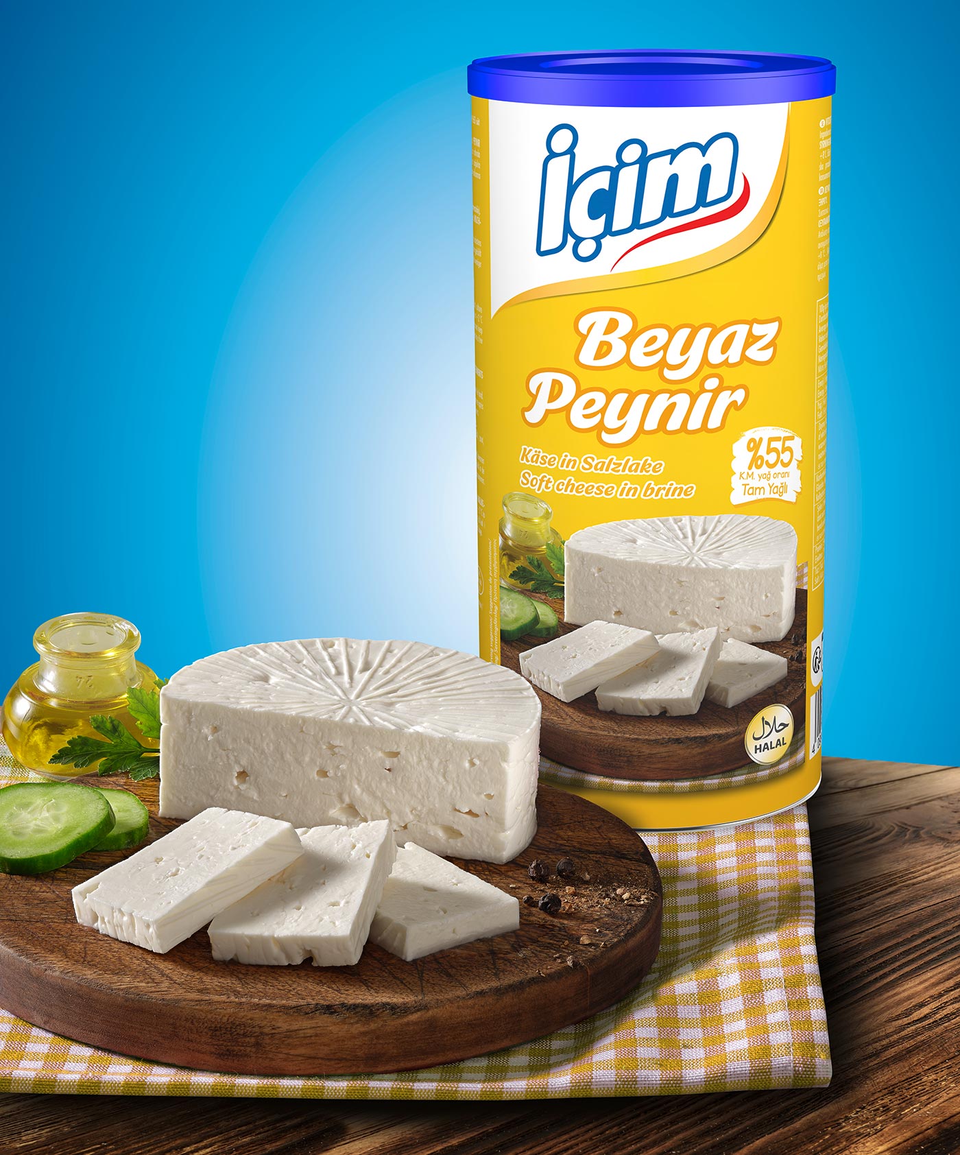 Gelbe Dose İçim Beyaz Peynir mit 55 Prozent Fett, daneben Weißkäse mit Gurke und Öl