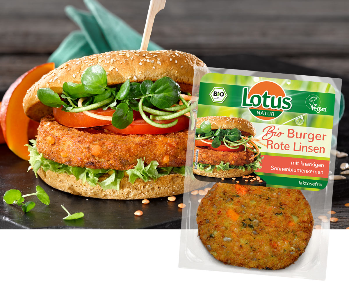 Packung Lotus Bio Burger Rote Linsen neben einem belegten Burger mit Tomate und Kresse