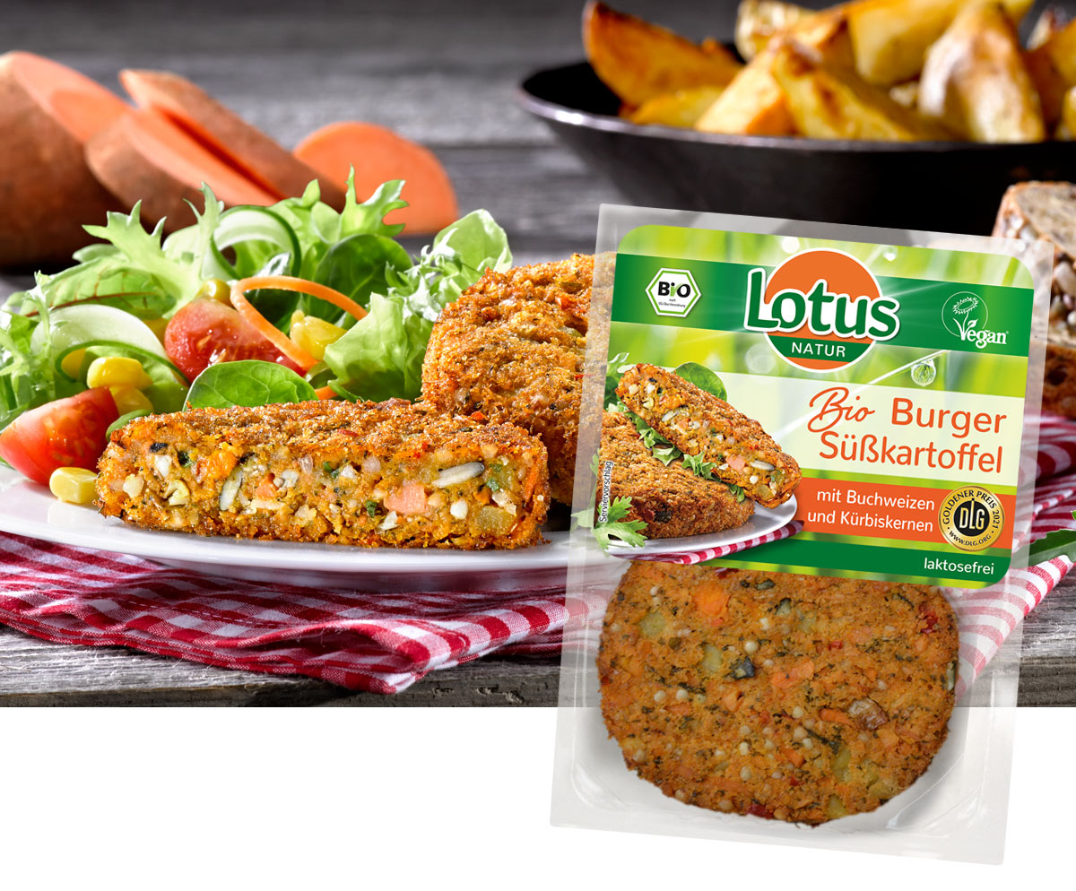 Packung Lotus Bio Burger Süßkartoffel neben aufgeschnittenem Bratling mit Salat