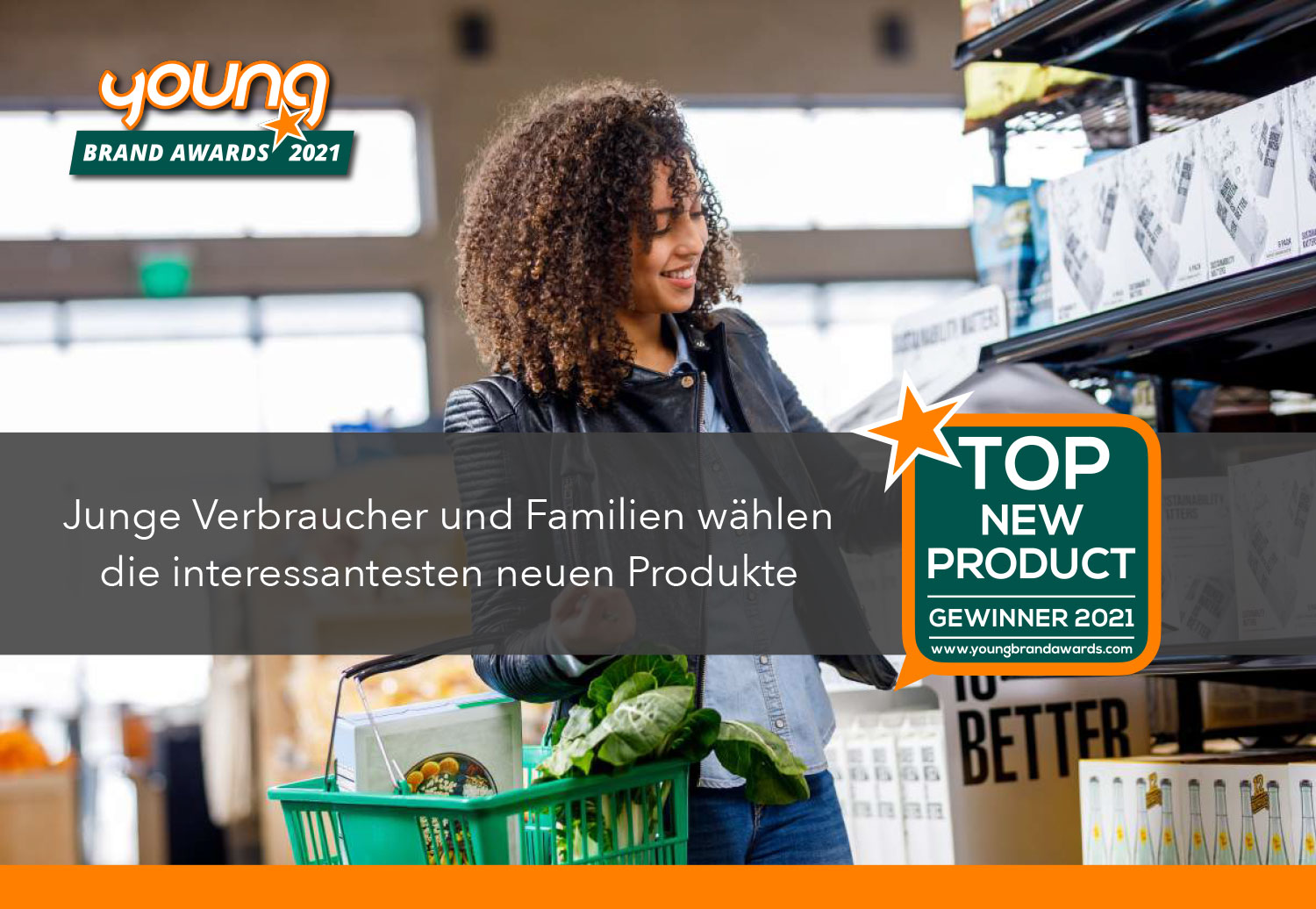 Junge Frau mit Einkaufskorb im Supermarkt, daneben das Siegel Top New Product Gewinner 2021